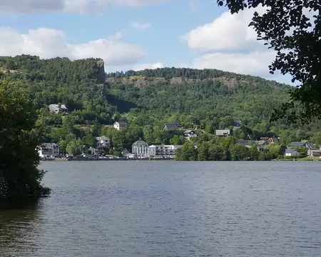 Le lac Chambon. Au loin, la Dent du Marais, ou le Saut de la Pucelle.