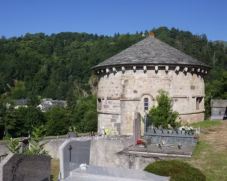 La chapelle ronde du cimetière de Chambon-sur-lac.