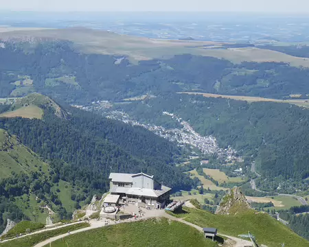 Au sommet du Sancy. En bas, Le Mont Dore.
