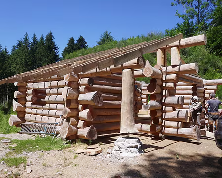 ... qui construit des chalets à partir de fûts de bois.