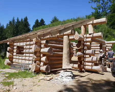 ... qui construit des chalets à partir de fûts de bois.