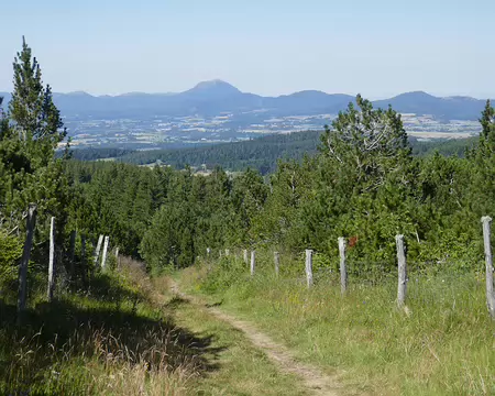 Longue descente vers le lac de Servières.