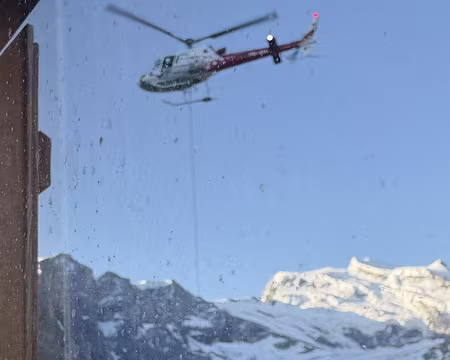 2025-07-12 07-07-09 L'hélicoptère c'est pour monter le matériel pour les traileurs