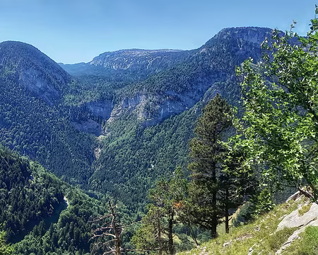 20250711_131224-01 Vue sur la vallée de Paccot, la grotte de Diau et le Parmelan.