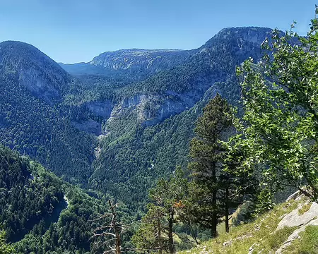 20250711_131224-01 Vue sur la vallée de Paccot, la grotte de Diau et le Parmelan.