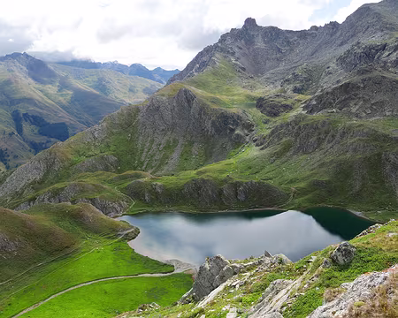 P1190068 Vue sur le lago Bleu et le lago Nero dominé par la Tour Real (2877m).