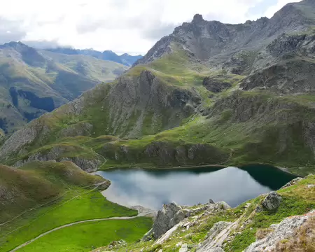 P1190068 Vue sur le lago Bleu et le lago Nero dominé par la Tour Real (2877m).