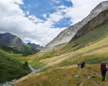 P1190077 Descente sur le GRP du Tour du Bric de Rubren.