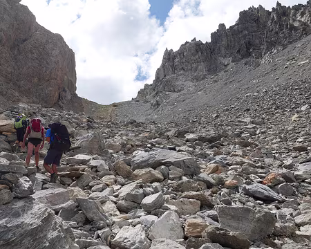 P1190169 On peut distinguer le poteau du col de la Portiolette.