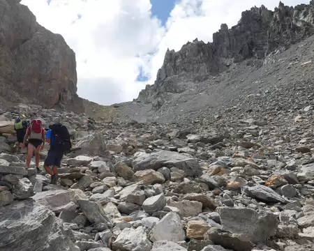 P1190169 On peut distinguer le poteau du col de la Portiolette.