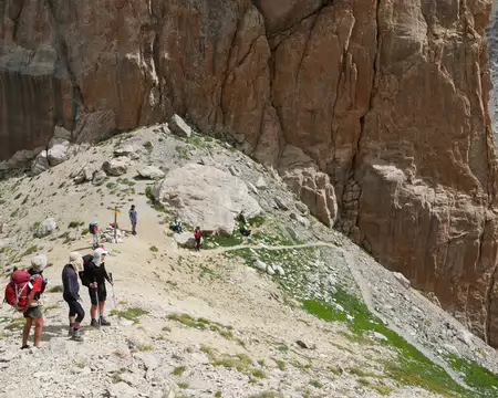 P1190173 Pause au col de la Portiolette (2692m).