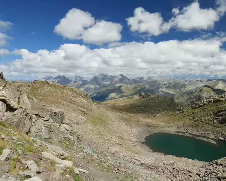 P1190222_1 Vue sur le lac de l'Enchastraye (2702m) et vers le Queyras par-delà l'Ubaye.