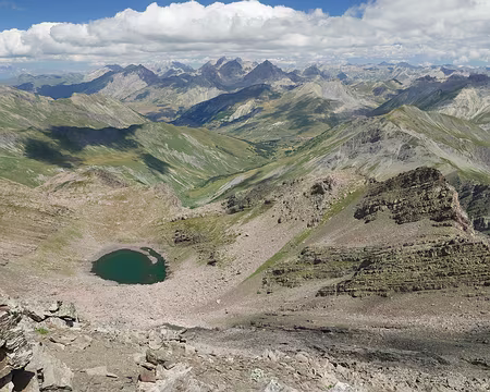 P1190226 Vue sur le lac de l'Enchastraye (2702m) et au loin à gauche vers le Parc des Écrins. A droite, le Monte Oronaye masque le Mont Viso.