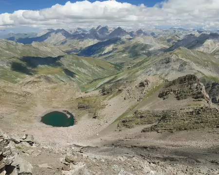 P1190226 Vue sur le lac de l'Enchastraye (2702m) et au loin à gauche vers le Parc des Écrins. A droite, le Monte Oronaye masque le Mont Viso.