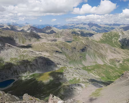 P1190231_1 Vue sur le haut du vallon du Lauzanier avec le Lac de derrière la Croix et les Lacs des Hommes sous la Bosse du Lauzanier (2793m).