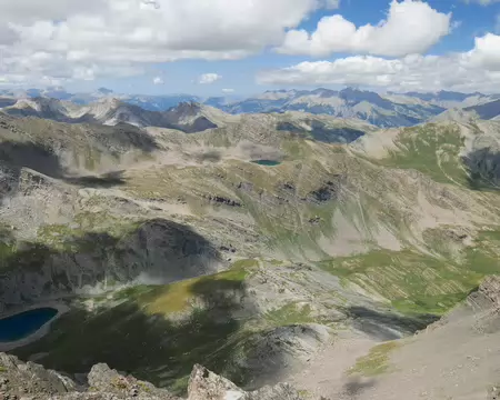 P1190231_1 Vue sur le haut du vallon du Lauzanier avec le Lac de derrière la Croix et les Lacs des Hommes sous la Bosse du Lauzanier (2793m).