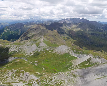 P1190233_1 Vue sur la suite du parcours de la TransAlpes avec au loin la Cime Sud de l'Argentera.