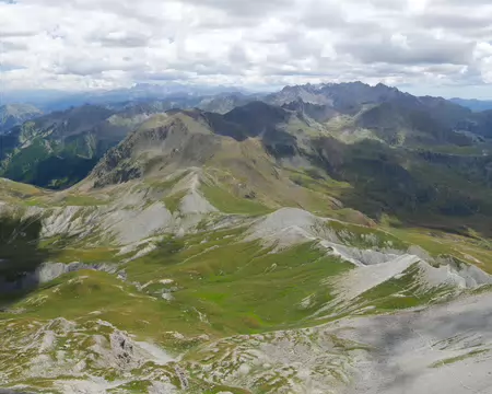 P1190233_1 Vue sur la suite du parcours de la TransAlpes avec au loin la Cime Sud de l'Argentera.