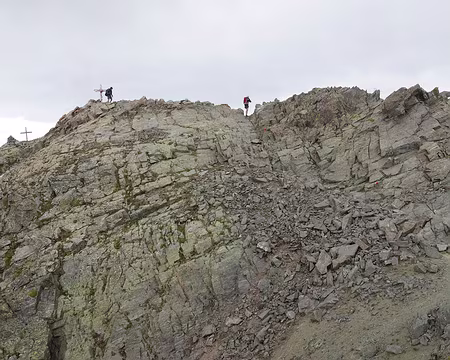 P1190306_1 Les 2 derniers quittent le Mont Ténibre en suivant les points rouges.