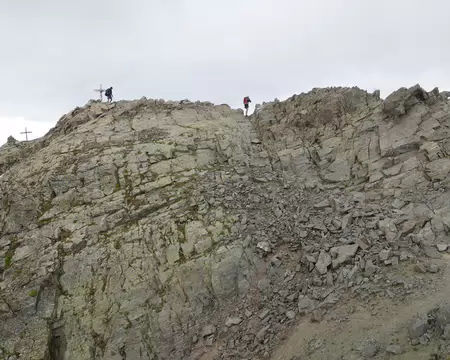 P1190306_1 Les 2 derniers quittent le Mont Ténibre en suivant les points rouges.