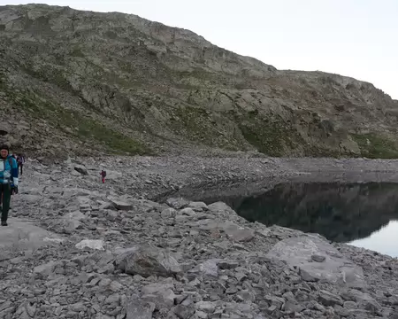 P1190324 Départ du refuge de Rabuons à 6h15 pour effectuer la double étape du jour; on commence par la bordure est du lac.