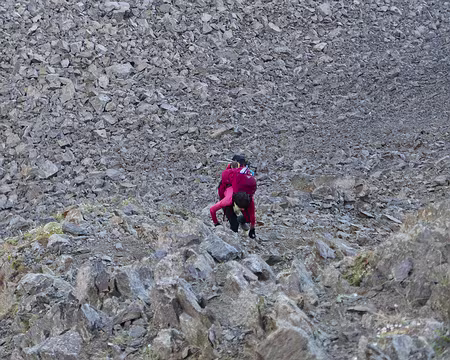 P1190336 L'arête rocheuse tout aussi pentue offre une plus grande stabilité que le pierrier.