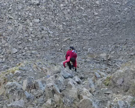 P1190336 L'arête rocheuse tout aussi pentue offre une plus grande stabilité que le pierrier.