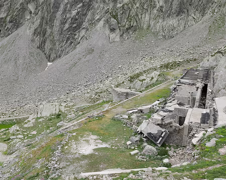 P1190387 Caserne défensive qui à l'époque de la Seconde Guerre mondiale pouvait accueillir jusqu'à 60 hommes. Le mur de soutènement de la place devant la fortification...