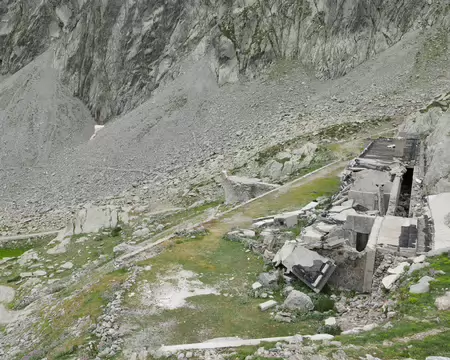 P1190387 Caserne défensive qui à l'époque de la Seconde Guerre mondiale pouvait accueillir jusqu'à 60 hommes. Le mur de soutènement de la place devant la fortification...