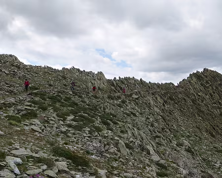 P1190395_1 On quitte l'arête pour descendre au Col de la Guercha.