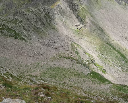 P1190403 Vue plongeante sur les lacets du sentier.