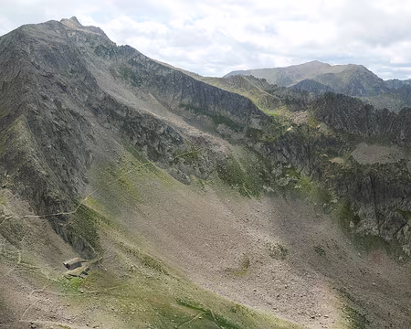 P1190404_1 Vue sur la Tête de l'Autaret, la Cime de Colle Longue et la Cime Ouest des Becs du Corborant.