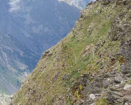 P1190410 Trois randonneurs dans les derniers lacets du Pas du Boeuf.