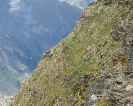 P1190410 Trois randonneurs dans les derniers lacets du Pas du Boeuf.