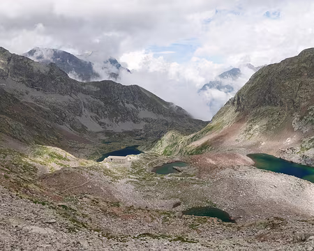 P1190463 Vue en Italie : sur les Laghi superiori et Lago inferiore di Valscura et sur la Caserma Capitano Massimo Longà.
