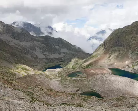 P1190463 Vue en Italie : sur les Laghi superiori et Lago inferiore di Valscura et sur la Caserma Capitano Massimo Longà.