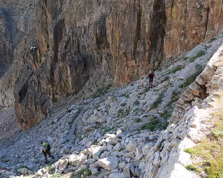 P1190517 Derniers lacets pour arriver au bâtiment militaire situé juste sous le Pas du Préfouns côté italien.