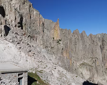 P1190521 Vue sur le bâtiment militaire et la face ouest du vallon du Préfouns.