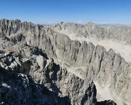 P1190530 Vue sur les arêtes du vallon du Préfouns et vers le cirque de Portette.