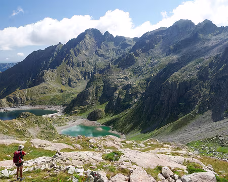 P1190631 Vue sur le Lago Brocan et le Bacino del Chiotas avec entre les deux le Rifugio Genova Figari.