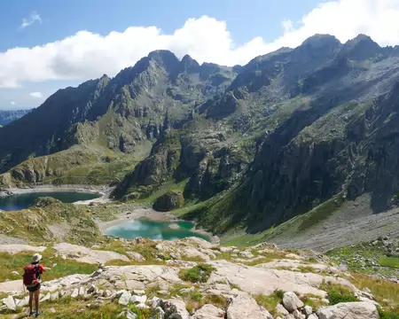 P1190631 Vue sur le Lago Brocan et le Bacino del Chiotas avec entre les deux le Rifugio Genova Figari.