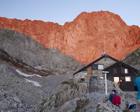 P1190748 Lever du jour sur le Rifugio Pagari.