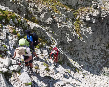 P1190855 Un dernier ressaut significatif où une alternative plus verticale est possible (cherchez un t-shirt jaune fluo sous une sente dans le quart haut-droit de la...