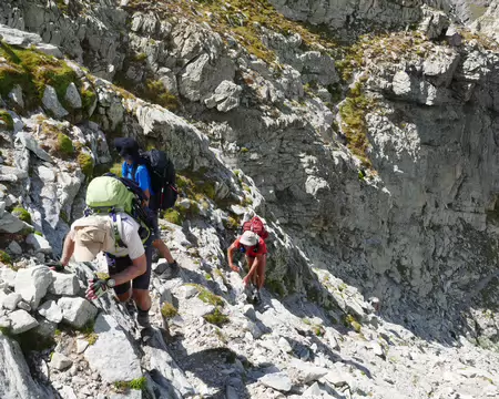 P1190855 Un dernier ressaut significatif où une alternative plus verticale est possible (cherchez un t-shirt jaune fluo sous une sente dans le quart haut-droit de la...