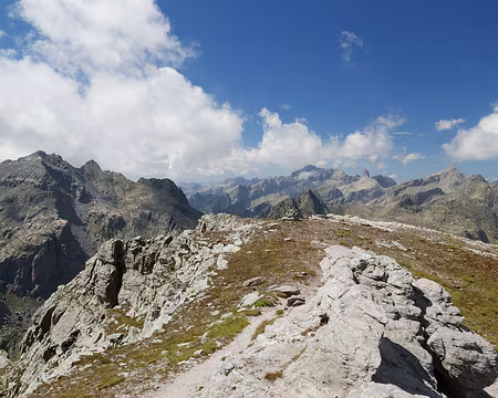 P1190857 Panorama depuis le replat vers 2820m : Mont du Grand Capelet, Cime du Gélas, Cime de la Malédie et Mont Clapier.