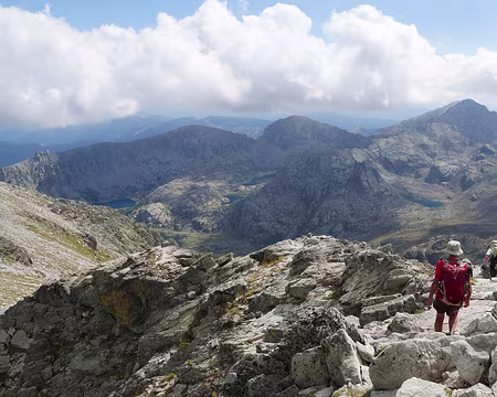 P1190864 Descente pour le Refuge des Merveilles entouré de nombreux lacs.