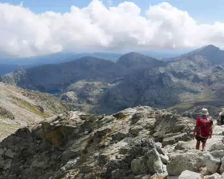 P1190864 Descente pour le Refuge des Merveilles entouré de nombreux lacs.