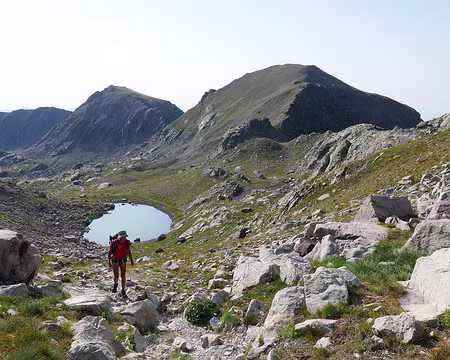 P1190874 Ce même lac avec la Cime de Chagiasse (2521m) et le Mont Macruera (2556m).