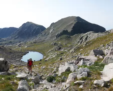 P1190874 Ce même lac avec la Cime de Chagiasse (2521m) et le Mont Macruera (2556m).