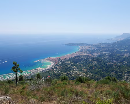 P1190928 Vue sur le port de Menton-Garavan, Menton, Cap Martin et Monaco.